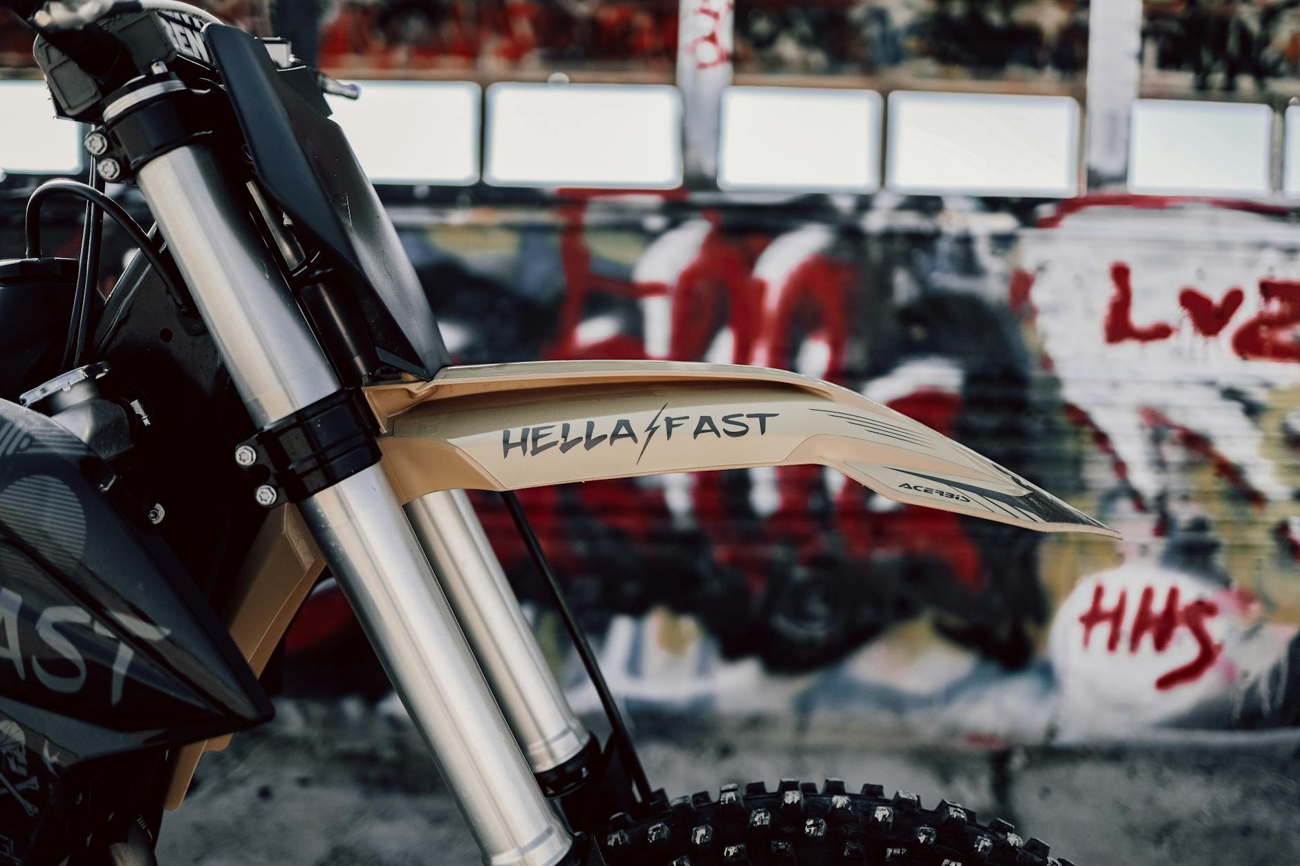 Logo miasta Hel lub zdjęcie symbolizujące ekologiczne inwestycje w kontekście nadmorskim, związane z pożyczką ekologiczną Szlamnik.