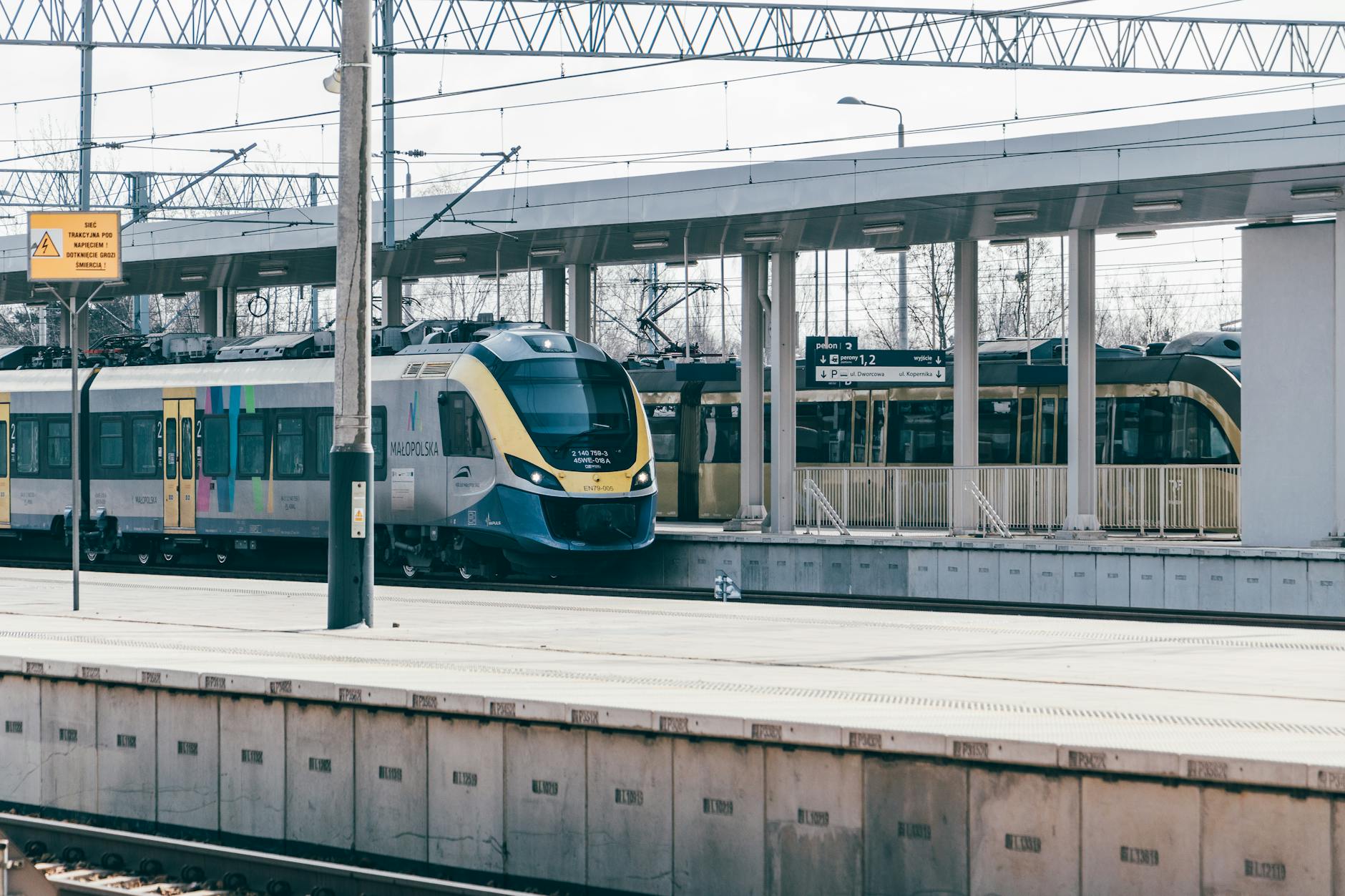 Wizualizacja koncepcyjna nowoczesnego, odnowionego dworca kolejowego w nadmorskim mieście, nawiązująca do modernizacji dworca w Helu.