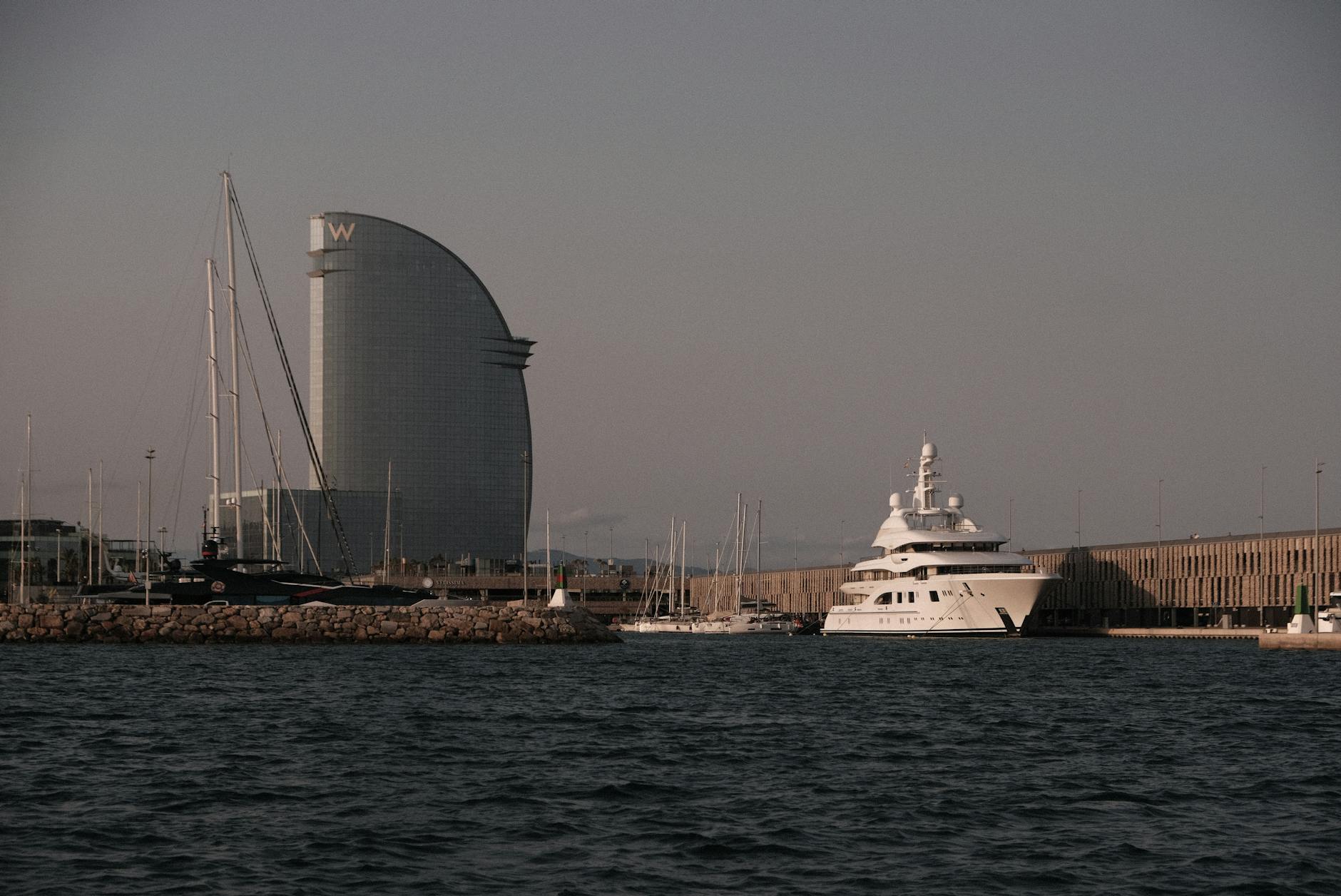 Widok na miasto Hel z widocznym portem i morzem, podsumowanie wydarzeń w Helu