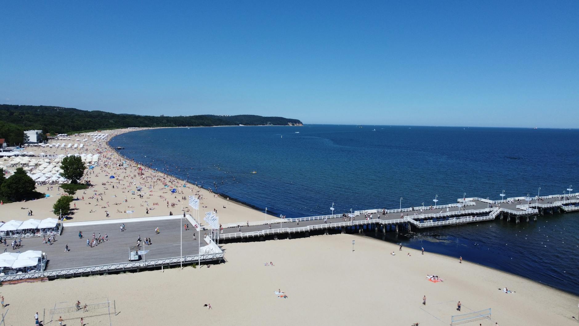 Statek pasażerski na trasie z Sopotu na Hel, symbolizujący nadchodzące zmiany cen rejsów Sopot Hel w 2026 roku.